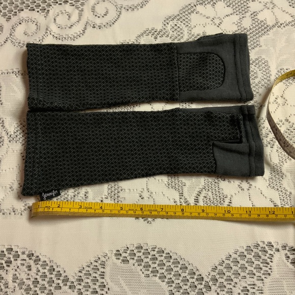 Gloves - Picture 1 of 2